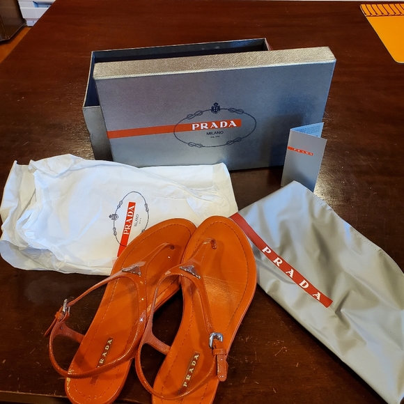 Prada Vernice metal triangle logo slingback flat sandal - Picture 5 of 5